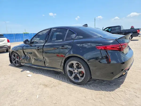 ZARFAEBN7J7567561 2018 ALFA ROMEO GIULIA - Image 2