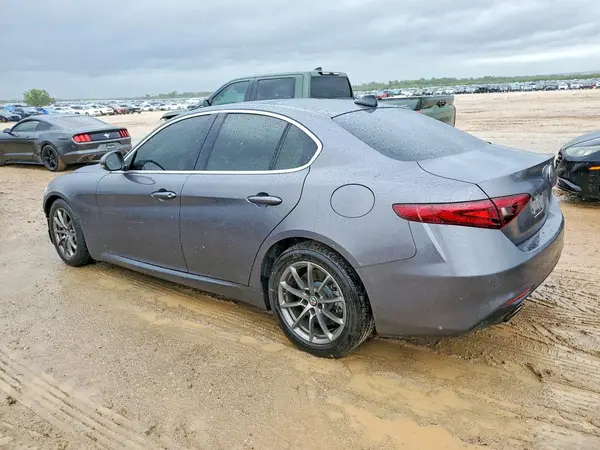 ZARFAEBN7J7588541 2018 ALFA ROMEO GIULIA - Image 2
