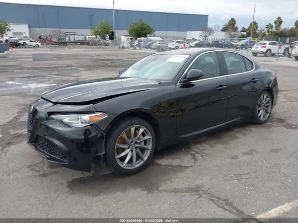 ZARFAEBN8H7537186 2017 ALFA ROMEO GIULIA - Image 2