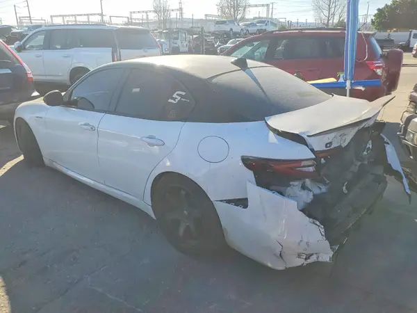 ZARFAEBN8H7551282 2017 ALFA ROMEO GIULIA - Image 2
