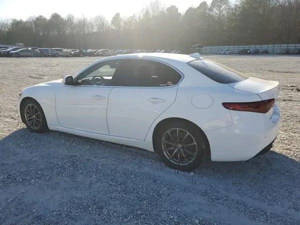 ZARFAEBN8J7565396 2018 ALFA ROMEO GIULIA - Image 2