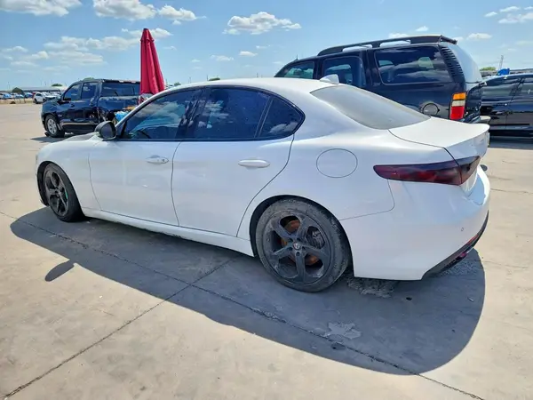 ZARFAEBN8J7566032 2018 ALFA ROMEO GIULIA - Image 2