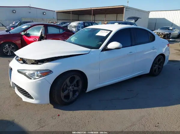ZARFAEBN8J7567133 2018 ALFA ROMEO GIULIA - Image 2