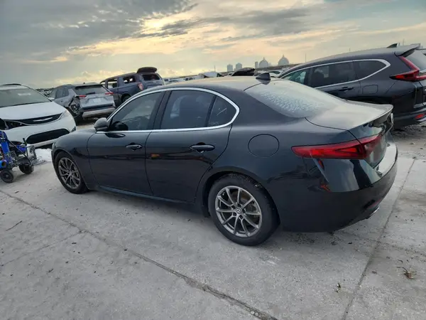ZARFAEBN8J7581369 2018 ALFA ROMEO GIULIA - Image 2