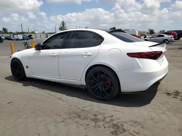 ZARFAEBN8J7582862 2018 ALFA ROMEO GIULIA - Image 2