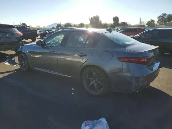 ZARFAEBN8J7598947 2018 ALFA ROMEO GIULIA - Image 2