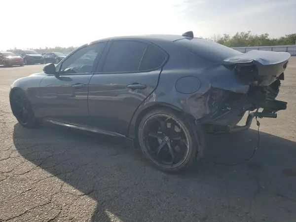 ZARFAEBN9J7566945 2018 ALFA ROMEO GIULIA - Image 2
