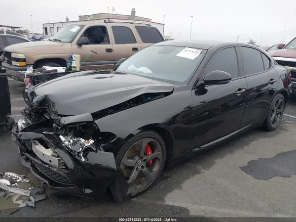 ZARFAEBN9J7581610 2018 ALFA ROMEO GIULIA - Image 2