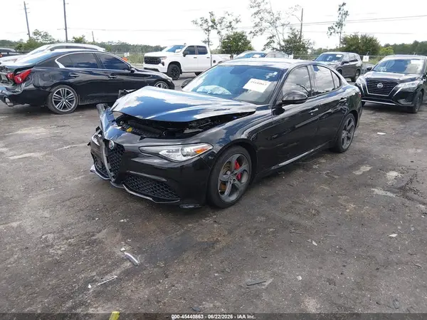 ZARFAEBNXH7532197 2017 ALFA ROMEO GIULIA - Image 2