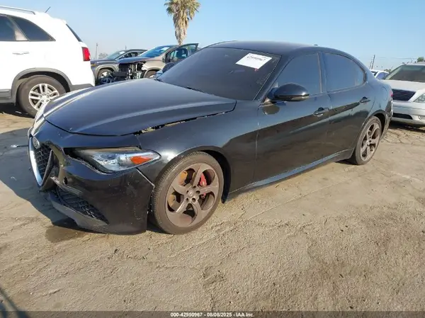 ZARFAEBNXH7532474 2017 ALFA ROMEO GIULIA - Image 2