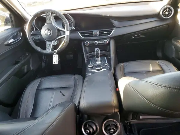 ZARFAEBNXH7535570 2017 ALFA ROMEO GIULIA - Image 8