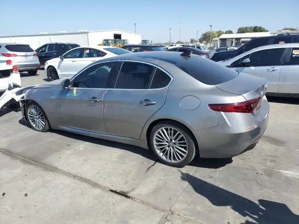 ZARFAEBNXH7548755 2017 ALFA ROMEO GIULIA - Image 2