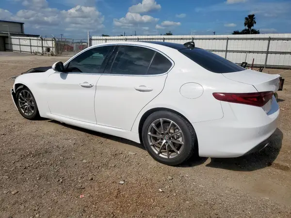 ZARFAEBNXJ7563567 2018 ALFA ROMEO GIULIA - Image 2
