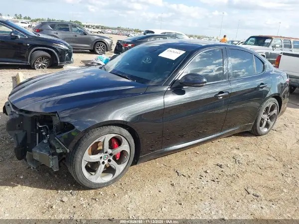 ZARFAEBNXJ7566291 2018 ALFA ROMEO GIULIA - Image 2