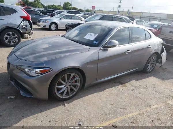 ZARFAEBNXJ7568025 2018 ALFA ROMEO GIULIA - Image 2