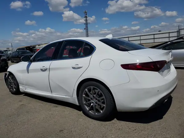 ZARFAEBNXJ7573385 2018 ALFA ROMEO GIULIA - Image 2