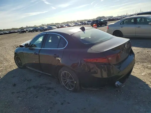 ZARFAEBNXJ7583804 2018 ALFA ROMEO GIULIA - Image 2