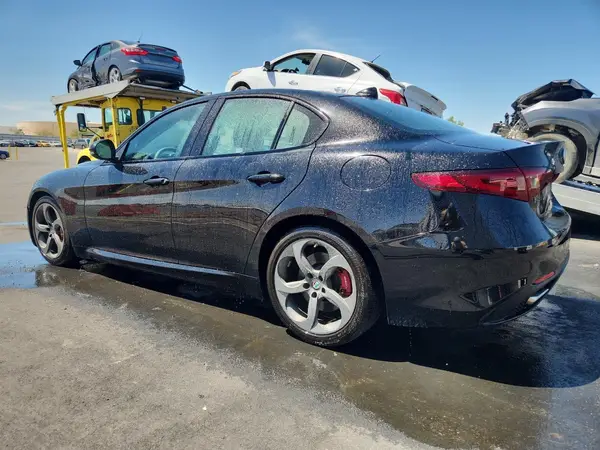 ZARFAEBNXJ7592034 2018 ALFA ROMEO GIULIA - Image 2