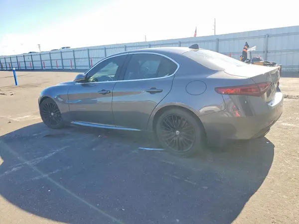ZARFAECN0H7542056 2017 ALFA ROMEO GIULIA - Image 2