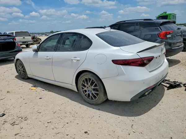 ZARFAECN0H7545054 2017 ALFA ROMEO GIULIA - Image 2