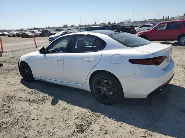 ZARFAECN0H7560394 2017 ALFA ROMEO GIULIA - Image 2