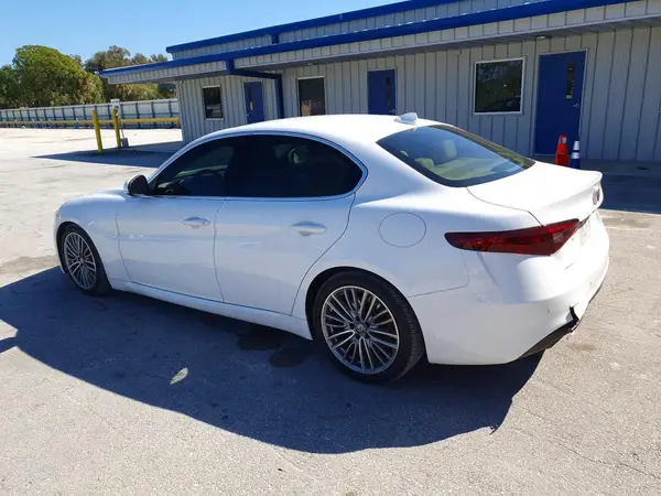 ZARFAECN0J7581364 2018 ALFA ROMEO GIULIA - Image 2