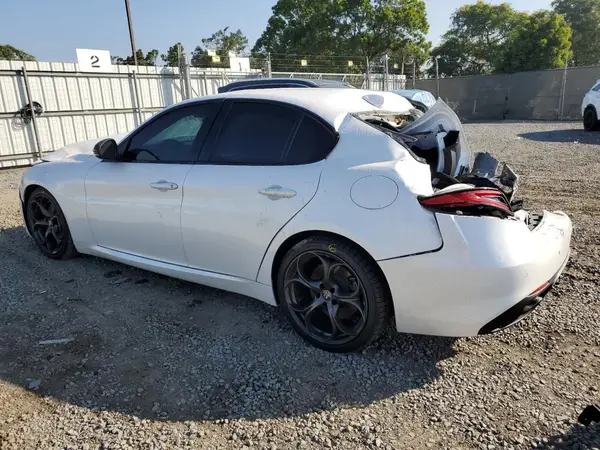 ZARFAECN0J7597158 2018 ALFA ROMEO GIULIA - Image 2