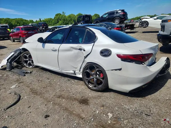ZARFAECN1H7559254 2017 ALFA ROMEO GIULIA - Image 2