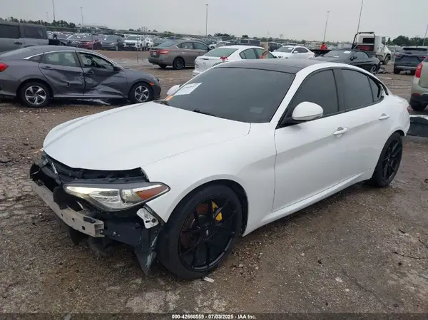 ZARFAECN1J7566095 2018 ALFA ROMEO GIULIA - Image 2