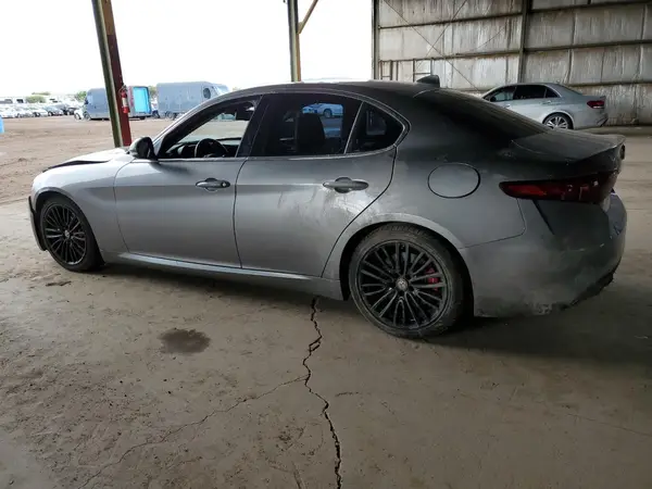 ZARFAECN2H7549932 2017 ALFA ROMEO GIULIA - Image 2