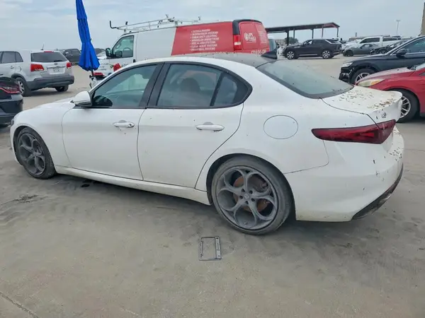 ZARFAECN2H7552183 2017 ALFA ROMEO GIULIA - Image 2