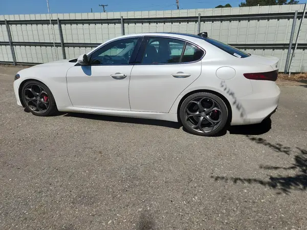 ZARFAECN2H7560154 2017 ALFA ROMEO GIULIA - Image 2