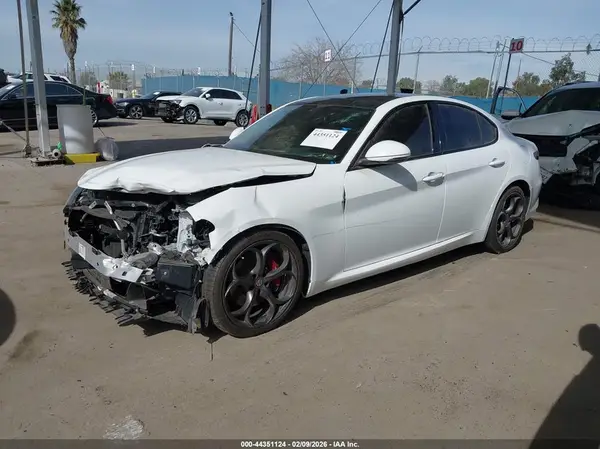 ZARFAECN2H7560624 2017 ALFA ROMEO GIULIA - Image 2