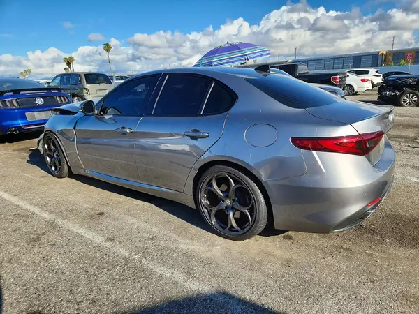 ZARFAECN2J7583021 2018 ALFA ROMEO GIULIA - Image 2