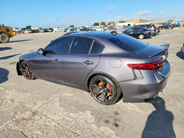 ZARFAECN2J7583259 2018 ALFA ROMEO GIULIA - Image 2