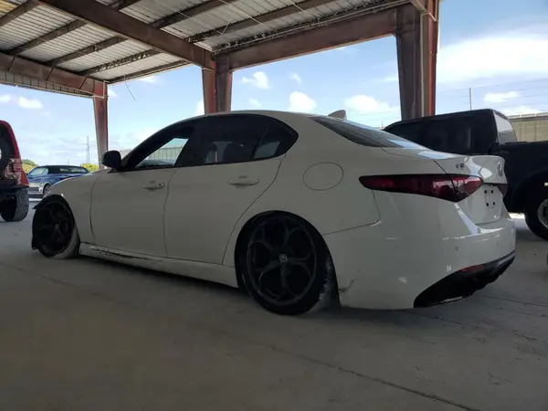 ZARFAECN3H7542567 2017 ALFA ROMEO GIULIA - Image 2