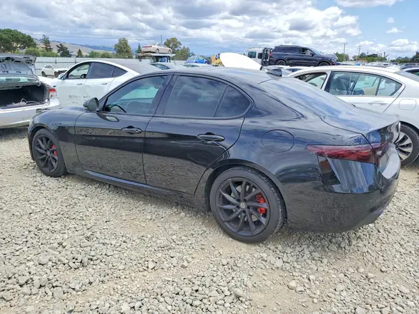 ZARFAECN3H7551513 2017 ALFA ROMEO GIULIA - Image 2