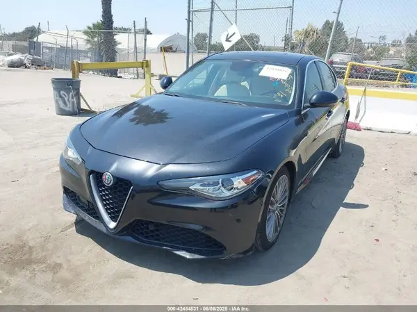 ZARFAECN4H7533456 2017 ALFA ROMEO GIULIA - Image 2