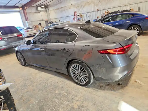 ZARFAECN4H7536048 2017 ALFA ROMEO GIULIA - Image 2