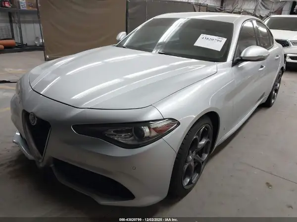 ZARFAECN4H7541881 2017 ALFA ROMEO GIULIA - Image 2