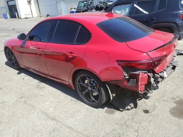 ZARFAECN4H7544103 2017 ALFA ROMEO GIULIA - Image 2