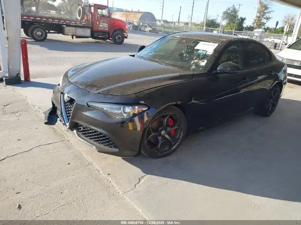 ZARFAECN4J7565930 2018 ALFA ROMEO GIULIA - Image 2