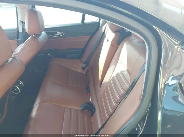 ZARFAECN4J7565930 2018 ALFA ROMEO GIULIA - Image 8