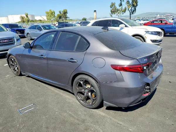 ZARFAECN4J7597860 2018 ALFA ROMEO GIULIA - Image 2