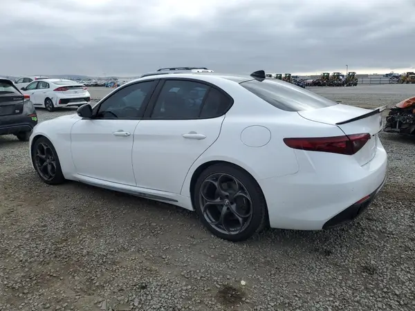 ZARFAECN4J7597938 2018 ALFA ROMEO GIULIA - Image 2