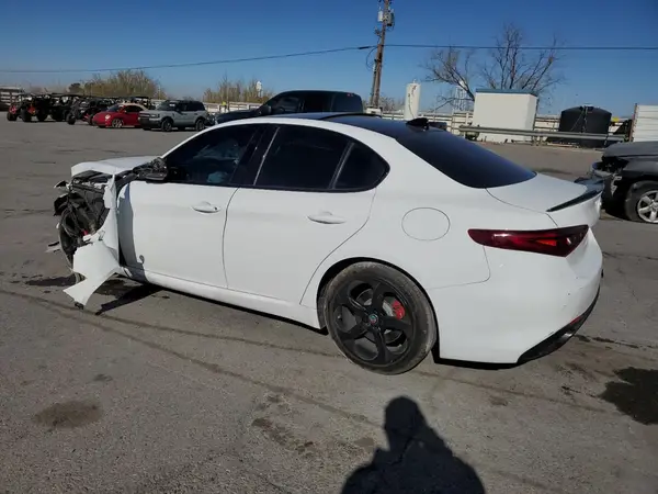 ZARFAECN5H7537824 2017 ALFA ROMEO GIULIA - Image 2
