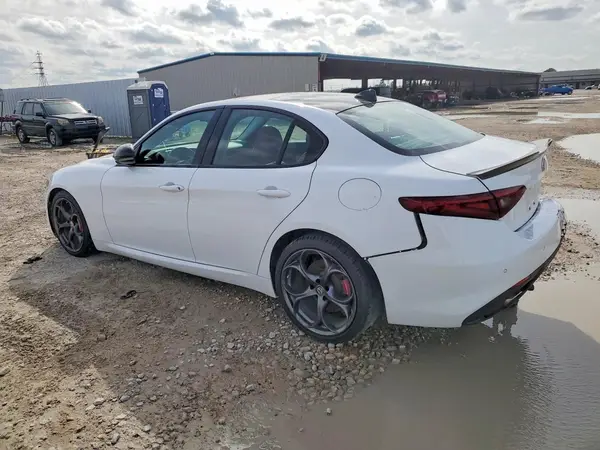 ZARFAECN5J7579562 2018 ALFA ROMEO GIULIA - Image 2
