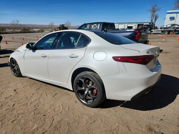 ZARFAECN5J7588164 2018 ALFA ROMEO GIULIA - Image 2