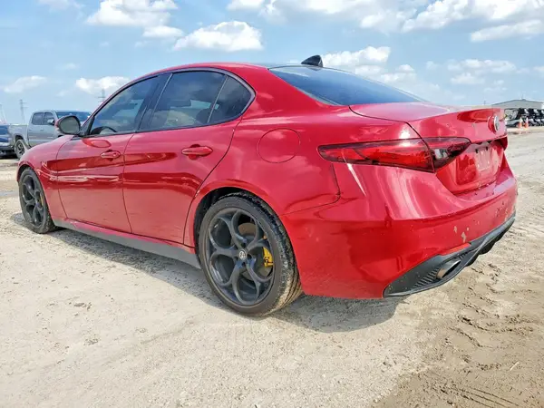 ZARFAECN6J7577478 2018 ALFA ROMEO GIULIA - Image 2