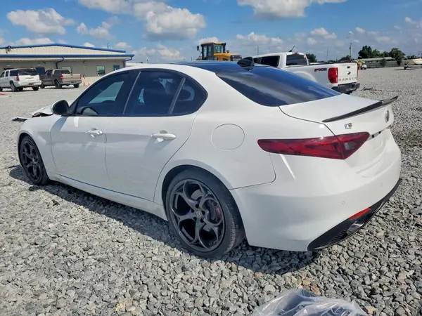 ZARFAECN6J7581062 2018 ALFA ROMEO GIULIA - Image 2